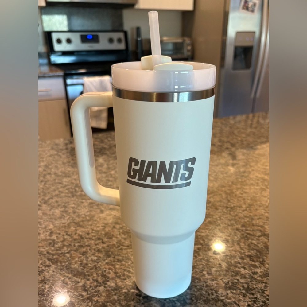 Stanley NY Giants Cream 40oz The Quencher H2.0 Flowstate™ Tumbler